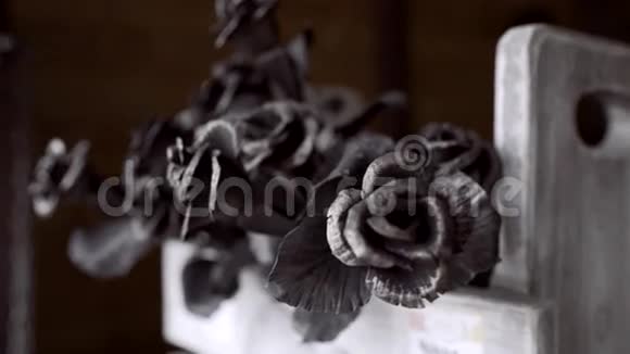 金属玫瑰在集市上视频的预览图