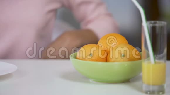多种族女士用刀切橘子健康节食维生素视频的预览图