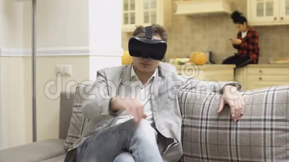帅哥在家里用虚拟现实眼镜视频的预览图