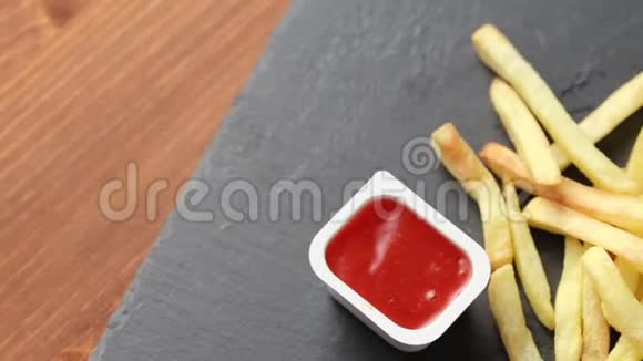 鸡块配薯条和番茄酱视频的预览图