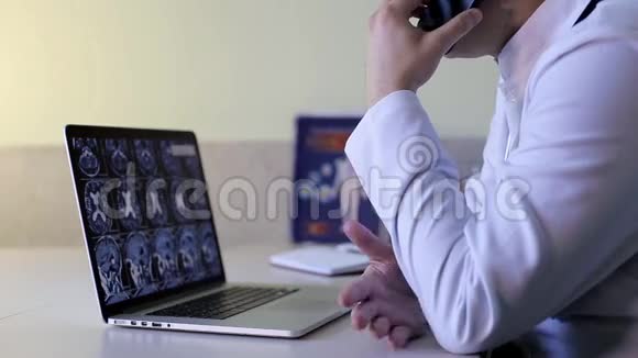 医生用手机说话视频的预览图