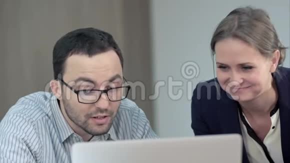 两位老师在班上做笔记本电脑视频的预览图
