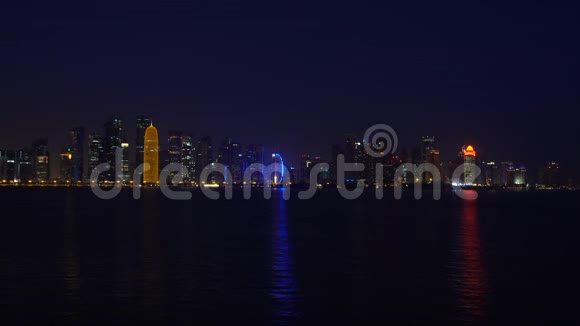 多哈夜城反映波斯湾海水实时视频卡塔尔中东照亮了摩天大楼视频的预览图
