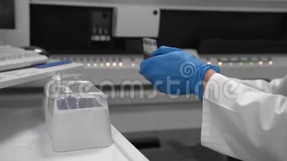 实验室工作人员在医疗器械中安装带有医疗样本试管的表格视频的预览图