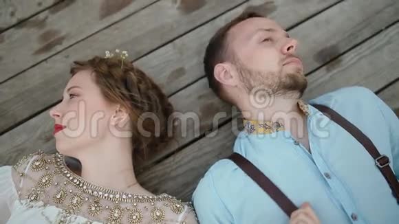 新郎新娘躺在木墩上视频的预览图