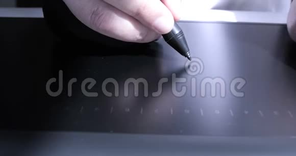 用铅笔在数码平板电脑上完成手绘视频的预览图