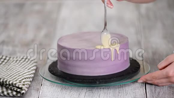 准备节日蛋糕女孩倒了液体白巧克力视频的预览图