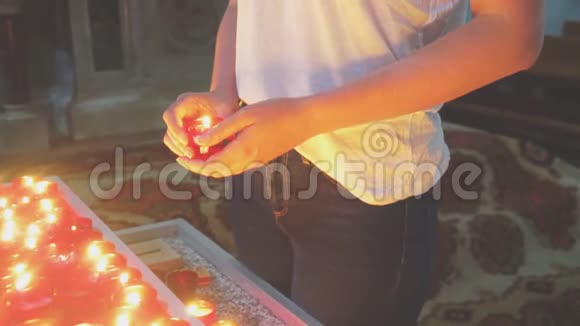 女人拿着蜡烛视频的预览图