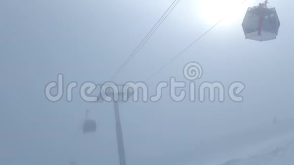 冬季多雾天气滑雪场滑雪缆车视频的预览图