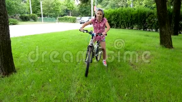 公园里骑自行车的少女视频的预览图