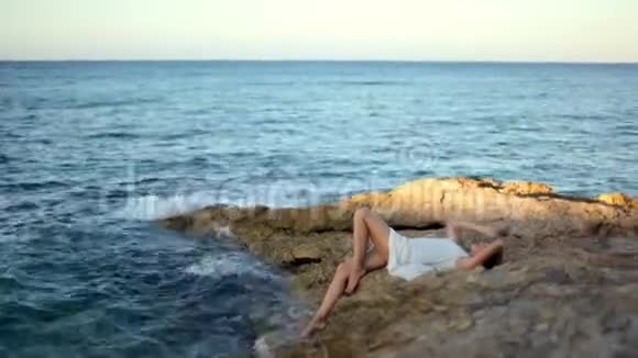 美丽的女孩钦佩大海在希腊度过一个美好假期的概念视频的预览图