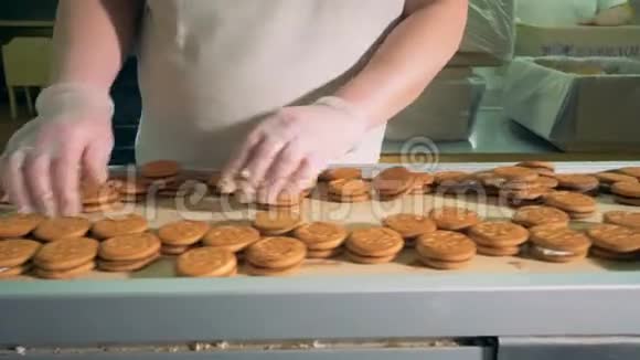 食品厂面包店生产工人操作饼干输送机4K视频的预览图