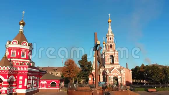 位于灰色工业城的乌克兰基督教教堂的空中景观视频的预览图
