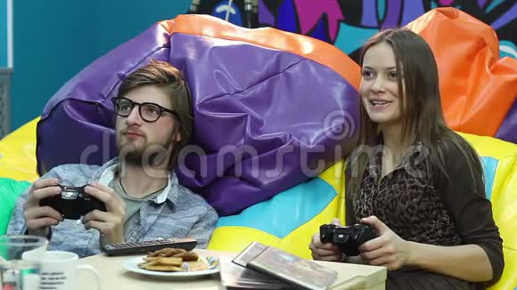 年轻夫妇正在约会玩游戏机玩电子游戏成瘾有趣视频的预览图