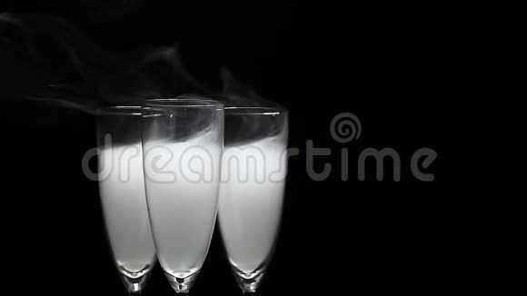 香槟杯冒烟无人暗背景高清镜头视频的预览图