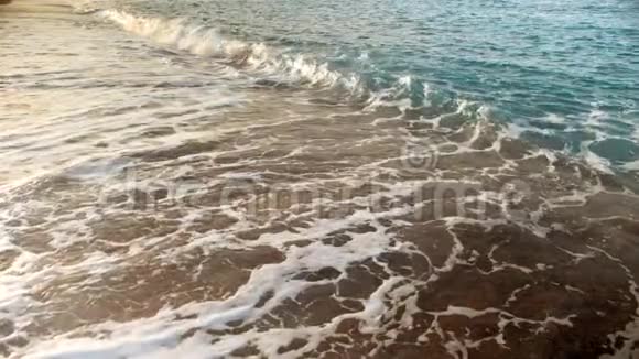 日落时海滩上海浪的慢镜头视频的预览图