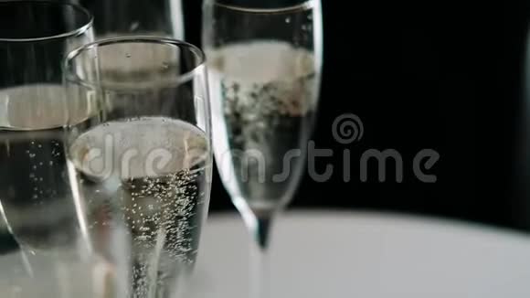 服务员在婚礼上用酒杯倒香槟关门视频的预览图
