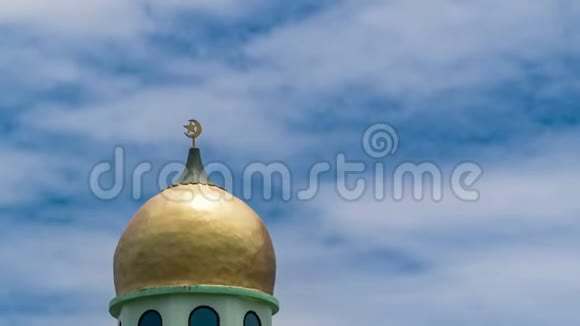伊斯兰清真寺尖塔上金月的时间推移穆斯林象征白天蓝天背景与移动视频的预览图