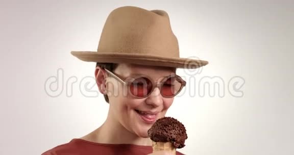 年轻漂亮的女人喜欢吃巧克力冰淇淋视频的预览图
