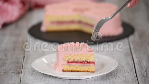 吃一块带粉红色奶油的覆盆子蛋糕视频的预览图