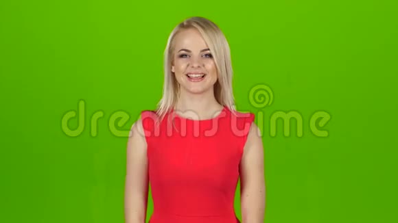 穿着红裙子的女孩在为欢乐而跳舞绿色的屏幕视频的预览图