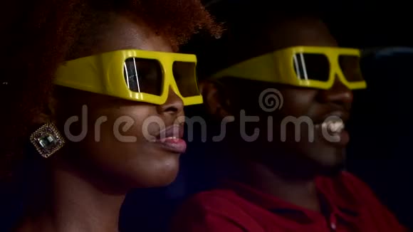 快乐的非裔美国人夫妇看电影3D视频的预览图