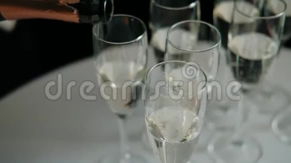 服务员在婚礼上用酒杯倒香槟关门视频的预览图