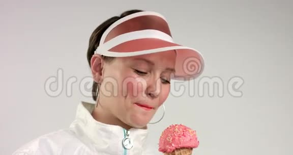 运动型女人吃冰淇淋微笑视频的预览图