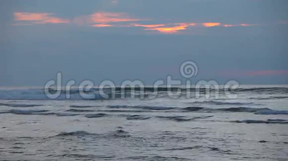 日落时的海浪和冲浪者视频的预览图