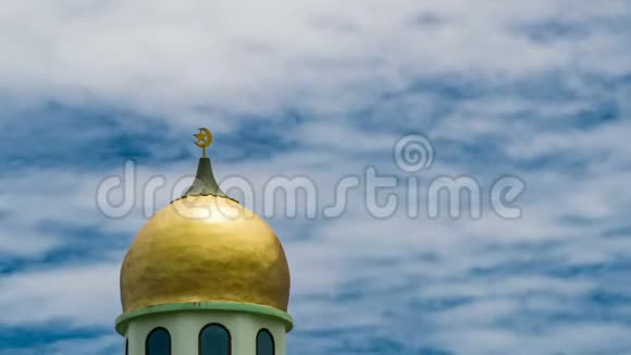 伊斯兰清真寺尖塔上金月的时间推移穆斯林象征白天蓝天背景与移动视频的预览图