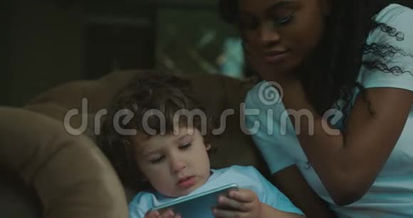 母亲儿子家庭手机播放时间家庭通信技术4k关系密切视频的预览图