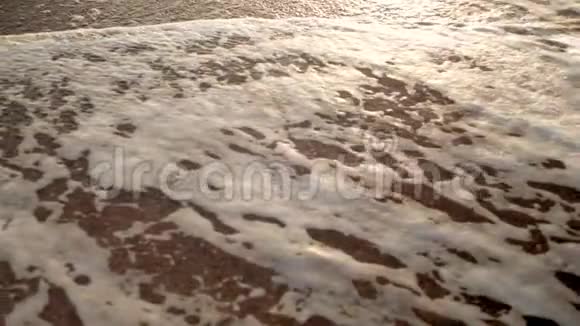 日落时海滩上海浪的慢镜头视频的预览图