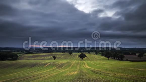 秋天英国乡村田野上的雨云视频的预览图