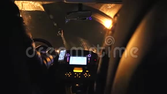夜间驾驶隧道灯女士手摇方向盘视频的预览图
