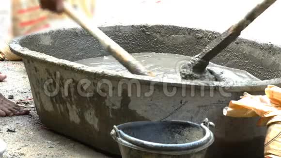 工人在托盘中搅拌水泥视频的预览图