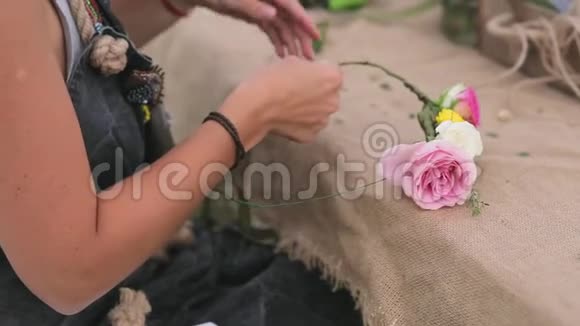花匠织了一个鲜花花环视频的预览图