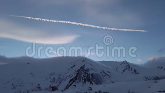 冬日雪山落日余晖视频的预览图