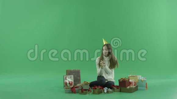 漂亮的年轻女性她的圣诞礼物和购物袋背景色键视频的预览图