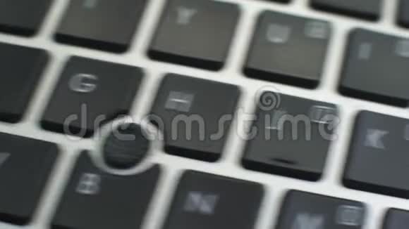 电脑键盘上的评论按钮女性手按键视频的预览图