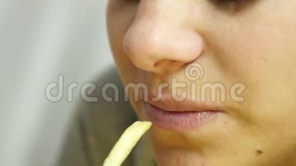 贴身女人吃垃圾食品非常享受女孩吃薯条慢动作视频的预览图