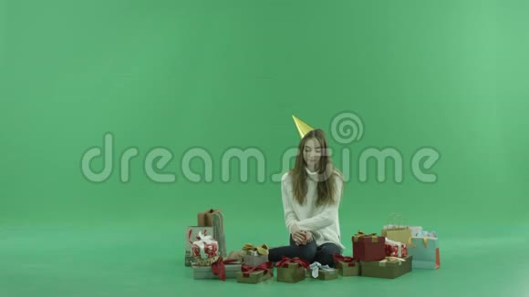 迷人的年轻女人打开空的圣诞礼物盒愤怒彩色钥匙的背景视频的预览图