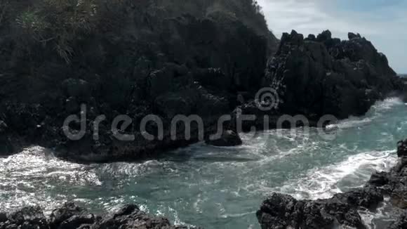 慢镜头大海浪撞击岩石海浪拍打着海面上的岩石视频的预览图