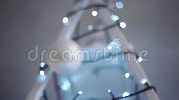 阶梯装饰花环圣诞树装饰视频的预览图
