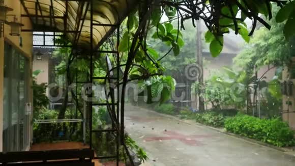 夏季度假村院子里下大雨3840x2160视频的预览图