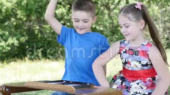 孩子们在大自然中扮演巴克甘蒙小手玩牌视频的预览图