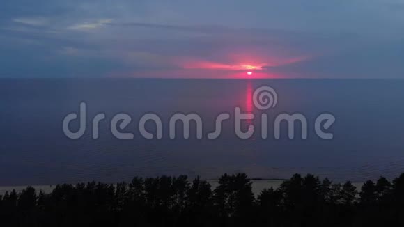 令人惊叹的黑暗的生动的深红色的罕见的红色的日落紫色和洋红色的波罗的海小太阳视频的预览图