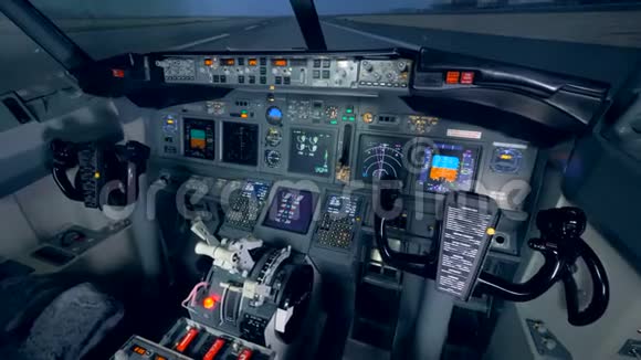一架飞机的驾驶舱内部空的飞机驾驶舱4K视频的预览图