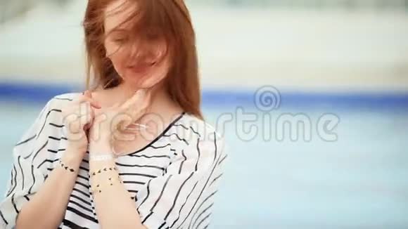 泳池背景的女孩视频的预览图