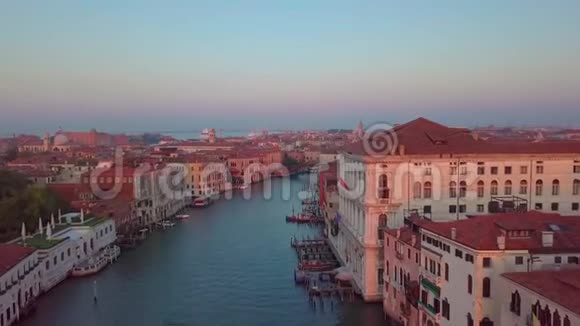 鸟瞰威尼斯日出时拍摄的风景视频视频的预览图