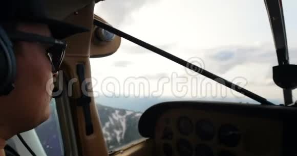 驾驶舱4k的飞行员驾驶飞机视频的预览图